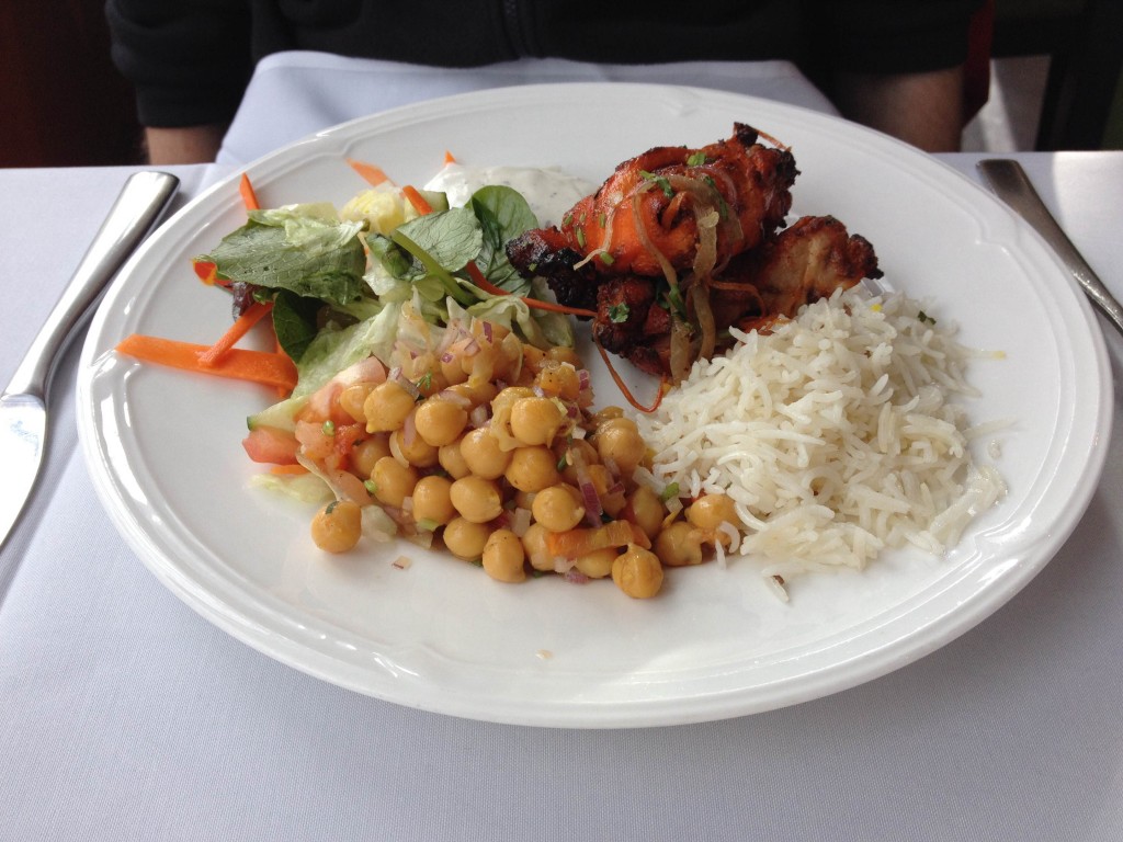 Chicken Tandoori, rýže, římský hrách se salátem v Salam Bombay