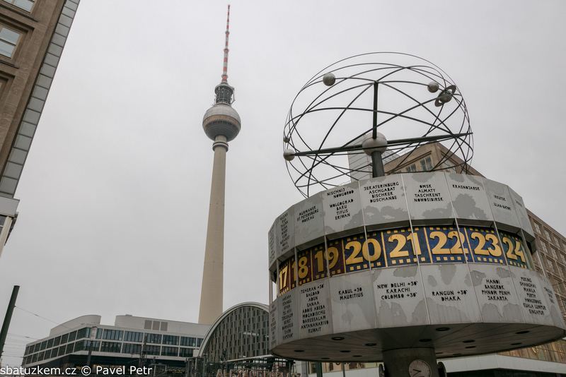 Alexanderplatz - pohled na hodiny a televizní věž
